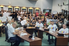 Moradores-protestam-contra-empresa-de-transbordo-do-lixo-em-Forquilhinha-2
