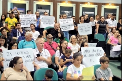 Moradores-protestam-contra-empresa-de-transbordo-do-lixo-em-Forquilhinha-4